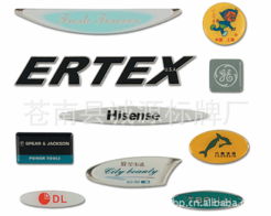 滴膠商標(biāo)與金屬標(biāo)牌定制 透明滴膠價(jià)格、廠(chǎng)家及交通公共管理標(biāo)牌制造全解析